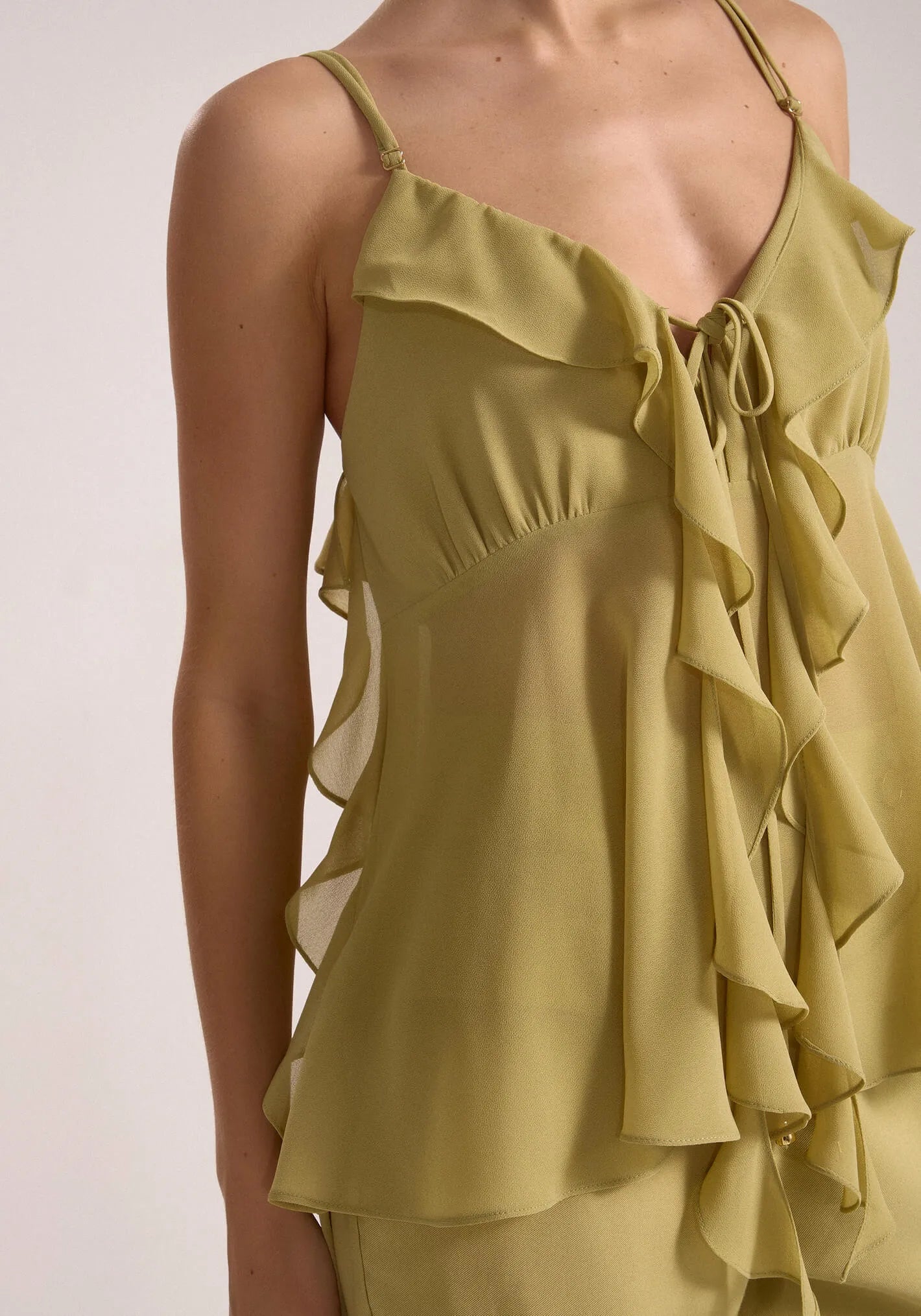 Blusa Nuvvi Assimétrica Oliva com Babados Delicados