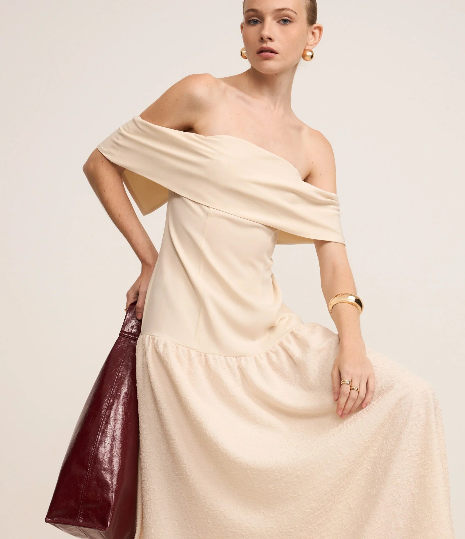 Vestido Ombro a Ombro Longo Bege Elegante