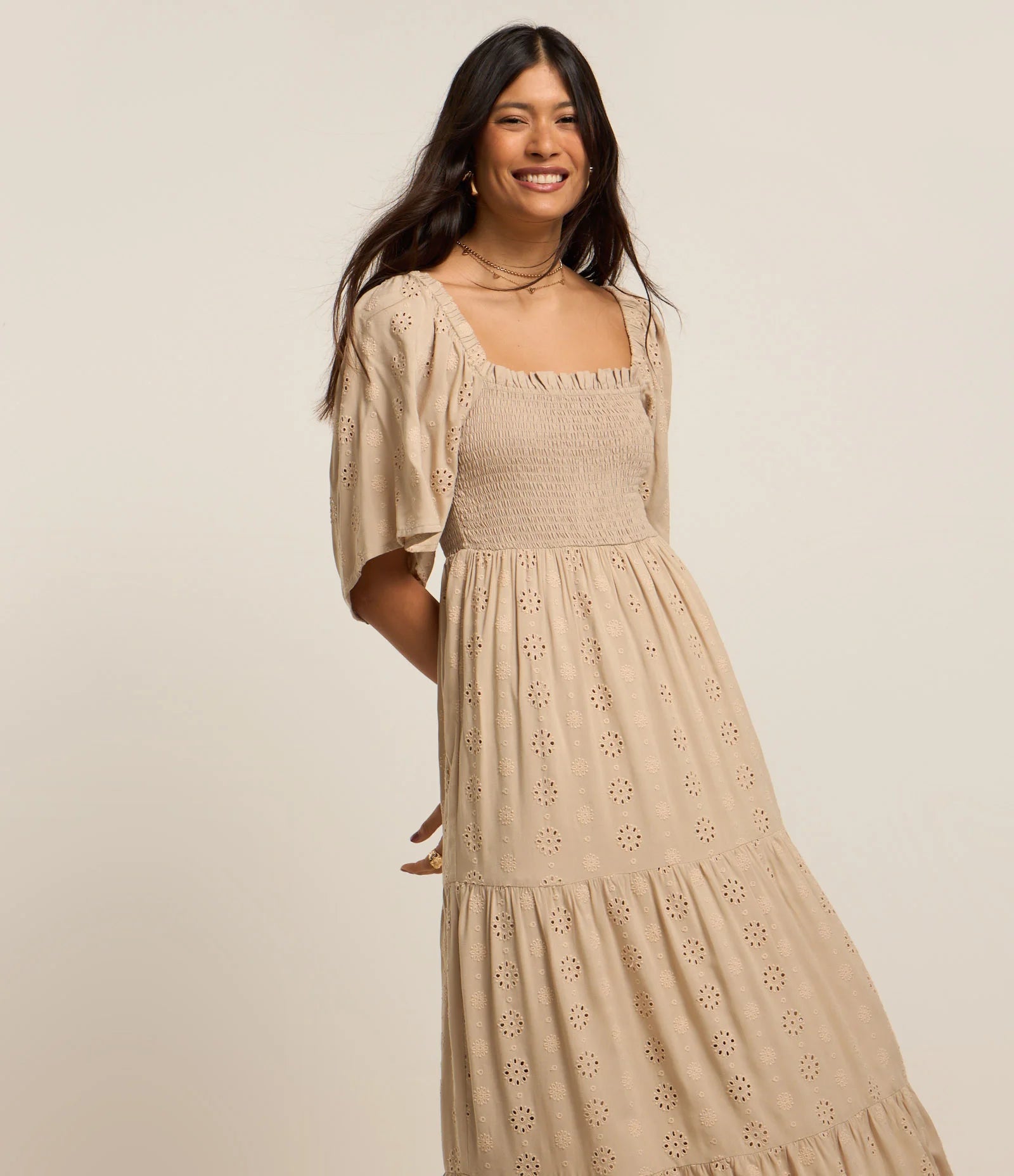 Vestido Boho Bege Bordado com Manga Bufante