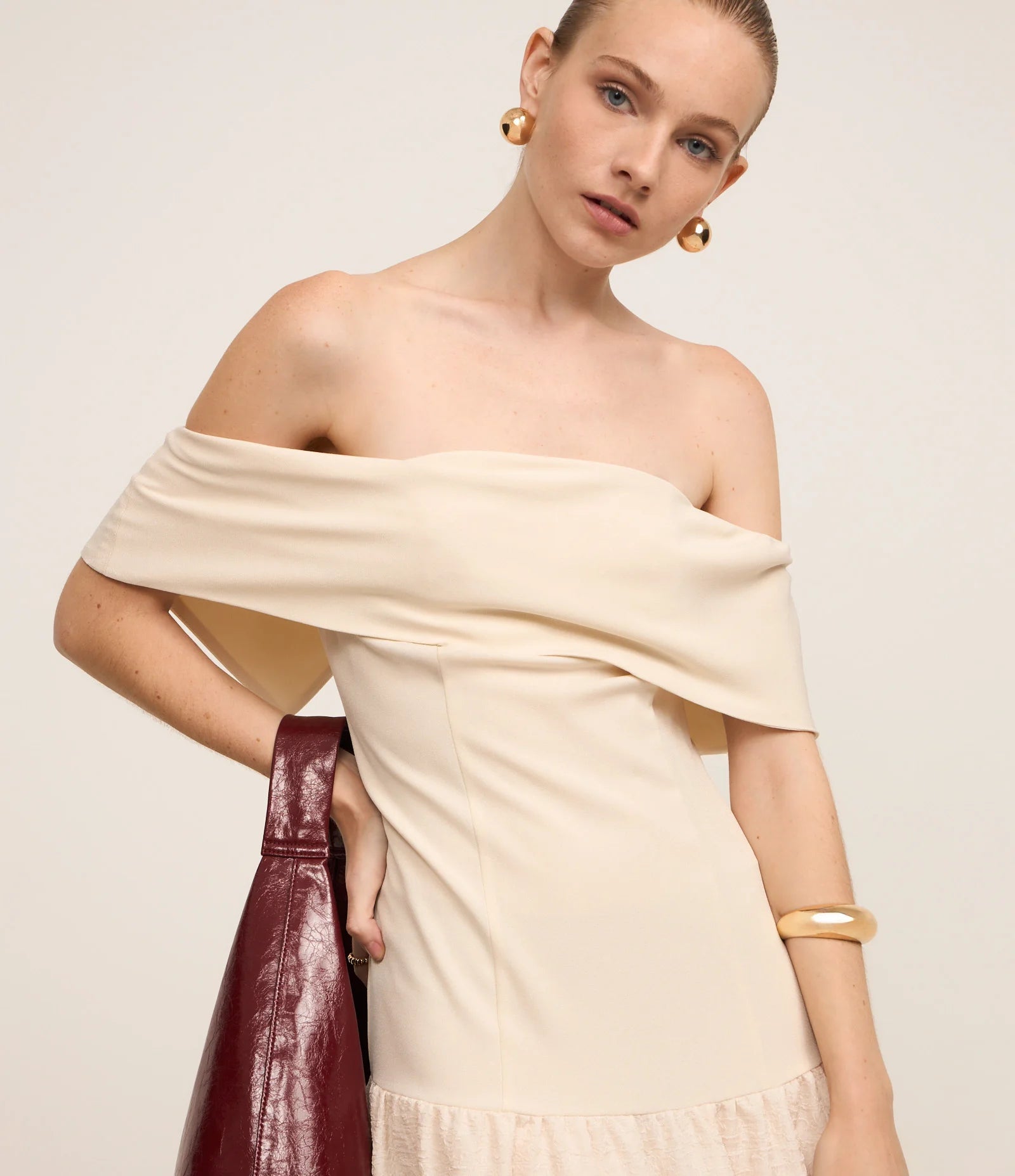 Vestido Ombro a Ombro Longo Bege Elegante