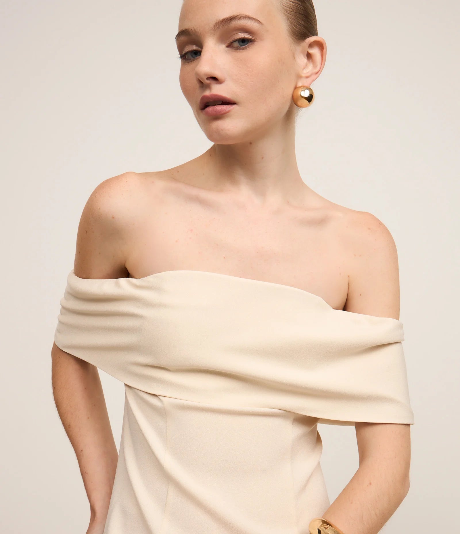 Vestido Ombro a Ombro Longo Bege Elegante