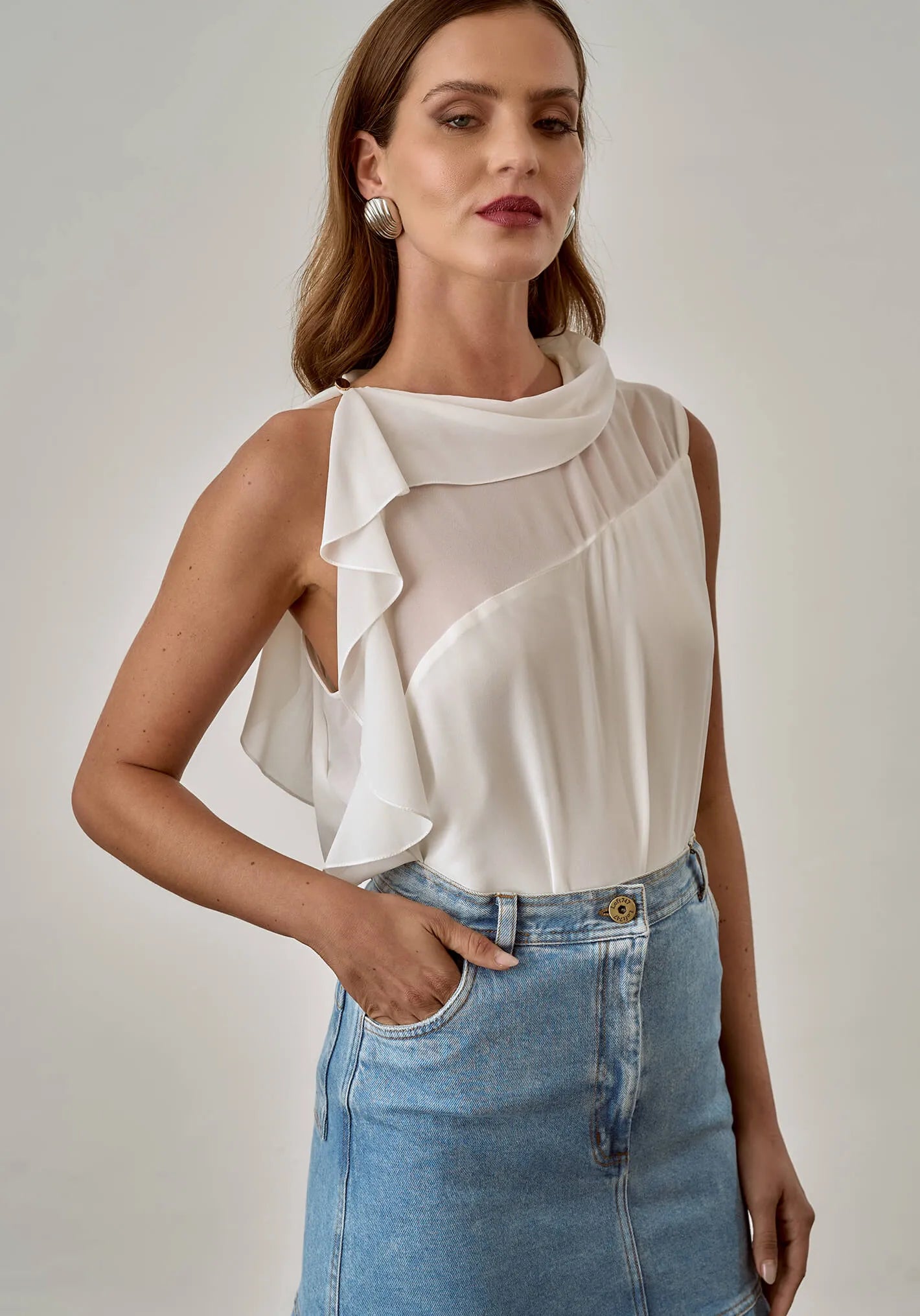 Blusa Nuvvi Elegance Off White com Detalhe de Babado Assimétrico