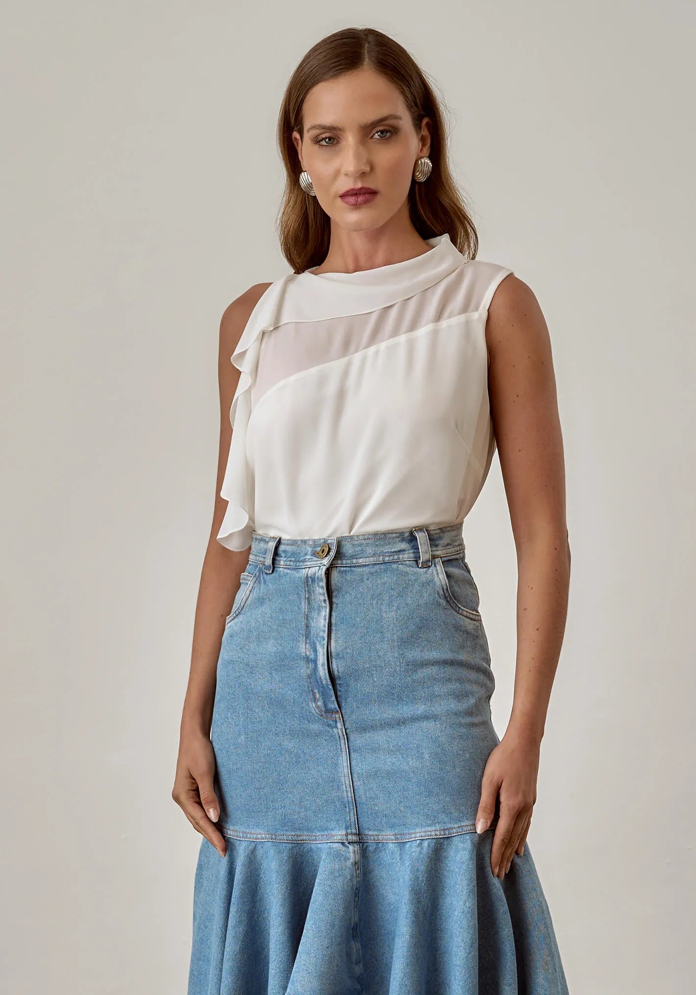 Blusa Nuvvi Elegance Off White com Detalhe de Babado Assimétrico